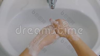 用肥皂和水彻底洗手，预防冠状病毒疾病